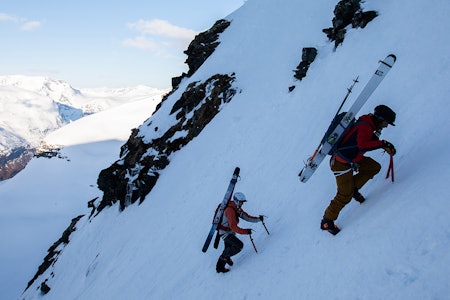 BRATT SKITERRENG: På hard og bratt snø er isøks avgjørende for en trygg tur. Noen steder er såpass skumle at man bør ha to økser, som her, i sørveggen på Store Trolla på Nordmøre. Foto: Tore Meirik isøks topptur