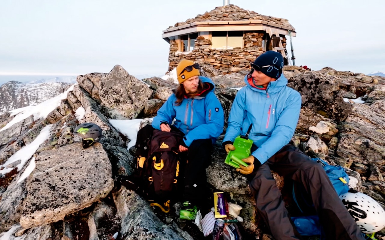 SKIFELLER: Hvilket terningkast gir Åsmund til skifellene som Asbjørn trekker ut av sekken, mon tro? Sekken