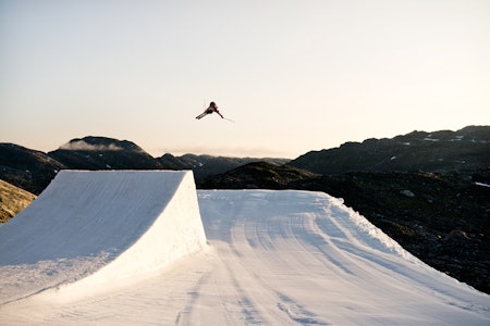 SOMMER PÅ SNØ: ...eller ikke. Her får du de beste stedene for å nyte sommeren i Norge – som Lars Haakon Hafsal gjør her i terrengparken på Folgefonna. Foto: Martin Innerdal Dalen