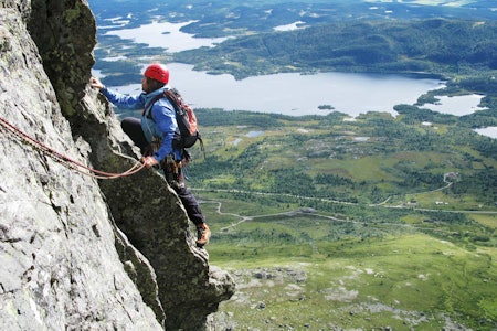 KLASSIKER: Per Ola Seim klatrer den populære ruta Demonstranten (5, 5 taul.) på Skogshorn. Foto: Jørgen Aamot Klatring i Hemsedal