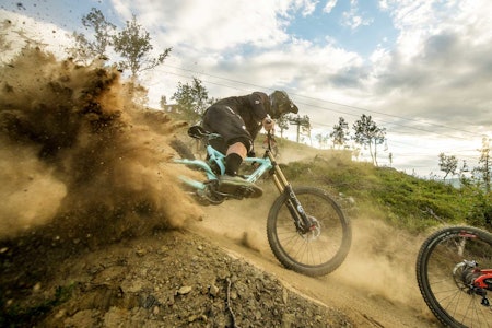 TØRR HUMOR: Veteranen Robin Dolve morer seg i et knusktørt Geilo Bike Park. Foto: Vegard Breie TØRR HUMOR: Veteranen Robin Dolve morer seg i et knusktørt Geilo Bike Park. Foto: Vegard Breie