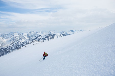 SOMMER PÅ NORGES TAK: Det er en ettermiddag tidlig i juni og Erlend Sande setter fart på vei ned fra Galdhøpiggen. Foto: Tore Meirik SOMMER PÅ NORGES TAK: Det er en ettermiddag tidlig i juni og Erlend Sande setter fart på vei ned fra Galdhøpiggen. Foto: Tore Meirik