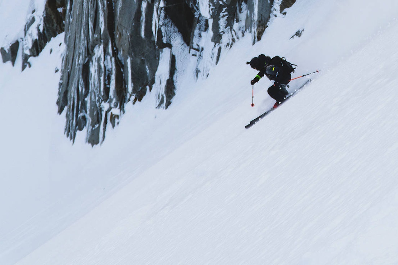 VIRALT: Svenske Jacob Wester har bodd i Chamonix i mange på – blant annet fordi der kan du (på dager med bedre føre enn denne) kjøre laps med nesten 3000 høydemeter bratt pudder. Foto: Henrik Ulleland Jacob Wester i Chamonix