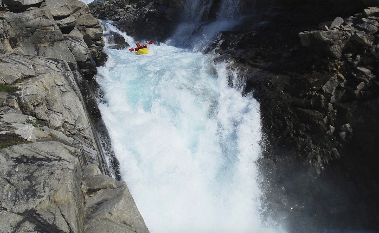 BEDRE ENN AMERIKA: Evan Garcia på vei utfor en røver av en foss rett ovenfor Svens foss. Foto: Mathias Fossum Evan Garcia