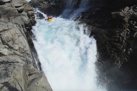 BEDRE ENN AMERIKA: Evan Garcia på vei utfor en røver av en foss rett ovenfor Svens foss. Foto: Mathias Fossum Evan Garcia