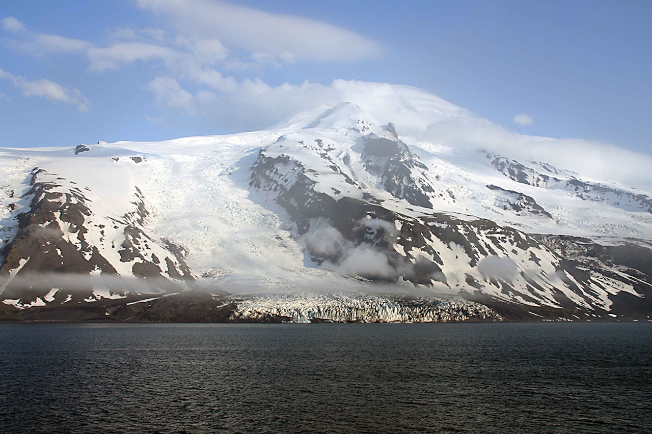 OMKOM: To personer er omkommet etter et snøskred på Jan Mayen. Arkivfoto: Ulrich Waack/Wikimedia Jan Mayen