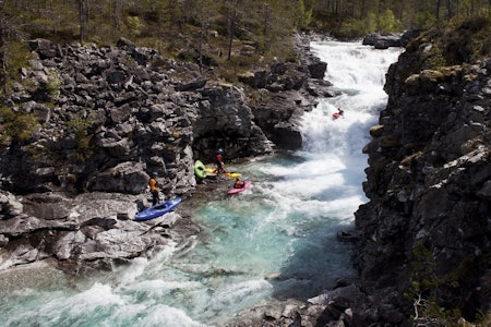SOM Å PADLE I LUKSUSSPRIT: Brandsethelva med sin meget karakteristiske farge er helt spesiell. At strykene er bratte, cleane og tøffe er en gøyal bonus. Foto: Benjamin Hjort SOM Å PADLE I LUKSUSSPRIT: Brandsethelva med sin meget karakteristiske farge er helt spesiell. At strykene er bratte, cleane og tøffe er en gøyal bonus. Foto: Benjamin Hjort