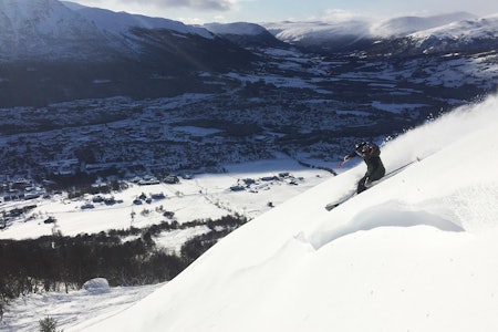 FULL VINTER: Mediene skriver om snømangel og krisevinter, men det er ikke Fri Flyts kommentator enig i. Store deler av Norge har fantastiske vinterforhold, selv om det er snøfritt i Akersgata. Dette er i Oppdal mandag 24. februar. Foto: Tore Meirik Skikjører på Oppdal