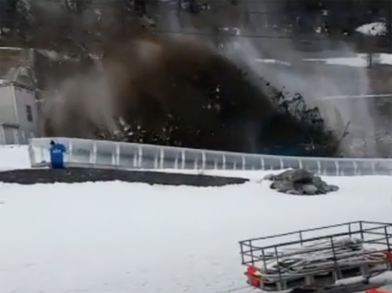 SKRED: Se stein. og jordskredet brase rett inn i løypa i Courmayeur i Italia. Foto: Carlo Luca Courmayeur