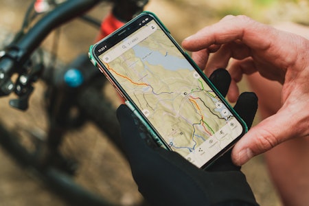 THERE´S AN APP FOR THAT: Gps-en din sørger for at kartet følger seg og sykkelen din når du skal finne frem til nye sykkelstier. Bilde: Christian Nerdrum Gps-en din sørger for at kartet (på f.eks trailguide.no eller mtpmap.no) følger seg og sykkelen din når du skal finne frem til nye sykkelstier. Bilde: Christian Nerdrum