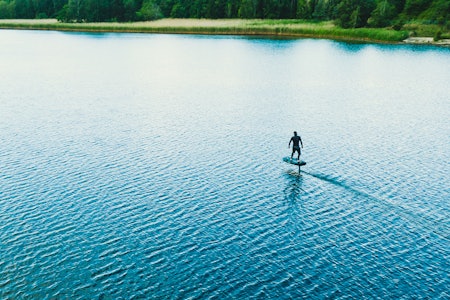 I BELIEVE I CAN FLY: Det ikke vanskelig å se for seg at følelsen av å fly med en e-foil som Franco Feci er appellerende. Bilde: Christian Nerdrum Det ikke vanskelig å se for seg at følelsen av å fly med en e-foil som Franco Feci er appellerende. Bilde: Christian Nerdrum