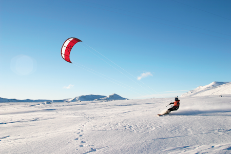 KITING PÅ VALDRESFLYA: Når riksveien brøytes opp etter påsketider åpner Valdresflya for mer enn biltrafikk. Øystein Ellefsrød nyter viddelandskapet i Oppland. Bilde: Morten Oseberg KITING PÅ VALDRESFLYA: Når riksveien brøytes opp etter påsketider åpner Valdresflya for mer enn biltrafikk. Øystein Ellefsrød nyter viddelandskapet i Oppland. Bilde: Morten Oseberg