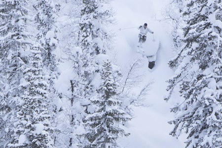 PÅ FLUKT: Med tyskerne i hælene gir Espen Arnesen full gass nedover pudderputene like ved Gaustablikk Skisenter. Foto: Thomas Kleiven Kampen om tungtvannet telemarkski telemark
