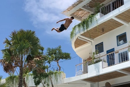 ENKEL MORO: Dødsing og stuping er muligens den billigste, enkleste og en av de skumleste aktivitetene du kan gjøre i sommer. Med hjelp av Benjamin Forthun forklarer vi deg hvordan du kommer i gang i denne artikkelen. døds stuping Benjamin Forthun