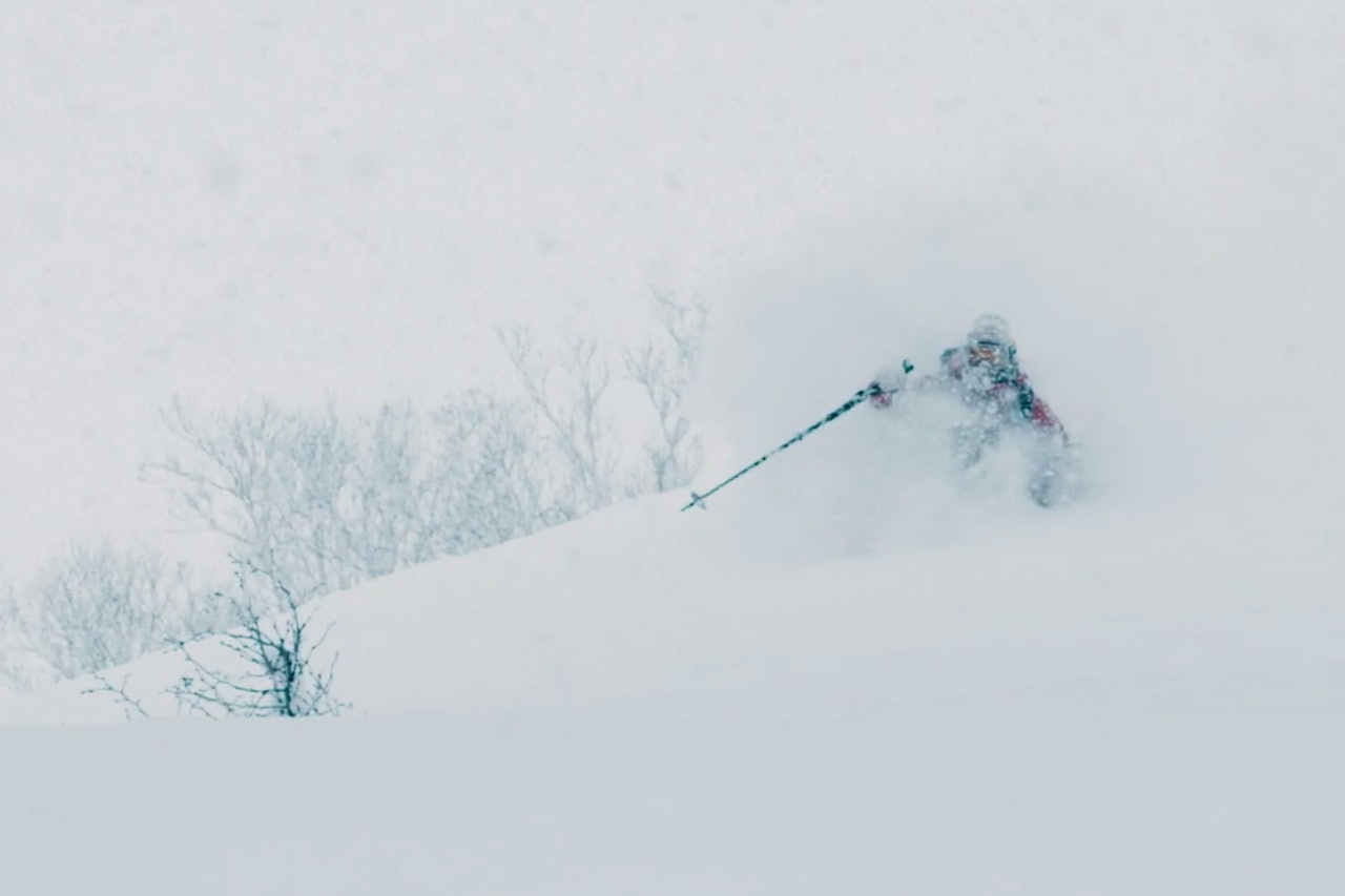PUDDER: Det meste i Malou Peterssons «Just Powder» handler om nettop det - pudder. Foto: Skjermdump PUDDER: Det meste i Malou Peterssons «Just Powder» handler om nettop det - pudder. Foto: Skjermdump