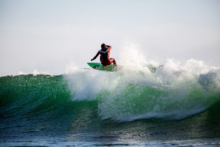 FLYT OVER: En godt timet floater kan være svært funksjonelt for å få mest mulig ut av en bølge. Joackim Petersen Guichard velger å dra seg over bølgen i stedet for å risikere å bli fanget av skummet. Foto: Christian Nerdrum Floater