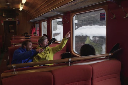 FLY FOR TOG: Skiproffen Tobin Seagel har fått mye skryt for togturen i Norge. Men hvordan han kom seg dit nevnes ikke. Foto: Skjermdump Skiproffer på toget til Vatnahalsen