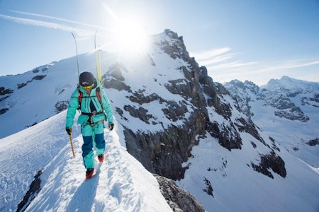 RYGG NUMMER EN: Lorraine Huber spaserer bortover ryggen med Klein Titlis i bakgrunnen. Deler av ruta på Titlis rundt går nede til høyre for toppen bak. Bilde: Tore Meirik RYGG NUMMER EN: Lorraine Huber spaserer bortover ryggen med Klein Titlis i bakgrunnen. Deler av ruta på Titlis rundt går nede til høyre for toppen bak. Bilde: Tore Meirik