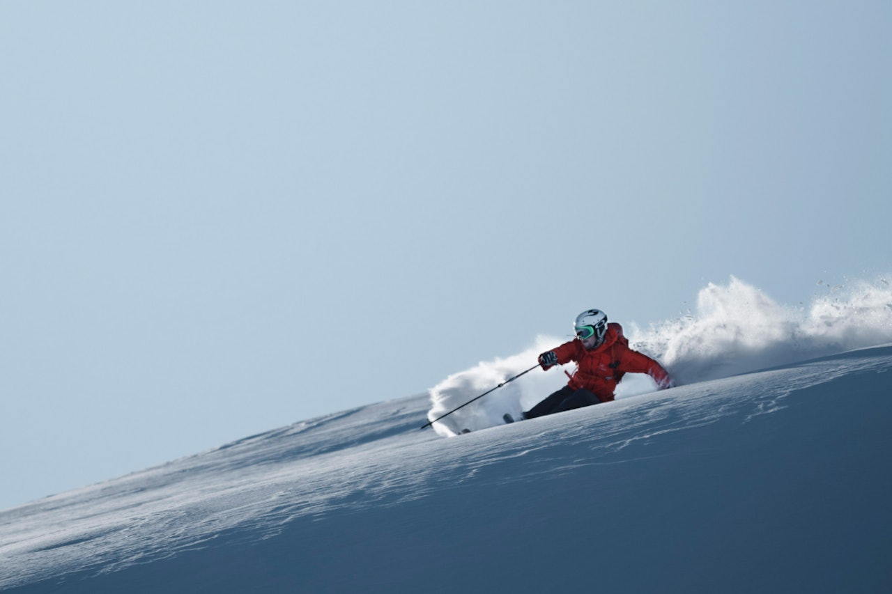 FANTASTISKE SVINGER: Kristian Aalerud og studievennene fikk årets første puddersvinger på Fløtatinden. Her er Emil Neby på vei ned. Foto: Kristian Aalerud FANTASTISKE SVINGER: Kristian Aalerud og studievennene fikk årets første puddersvinger på Fløtatinden. Her er Emil Neby på vei ned. Foto: Kristian Aalerud