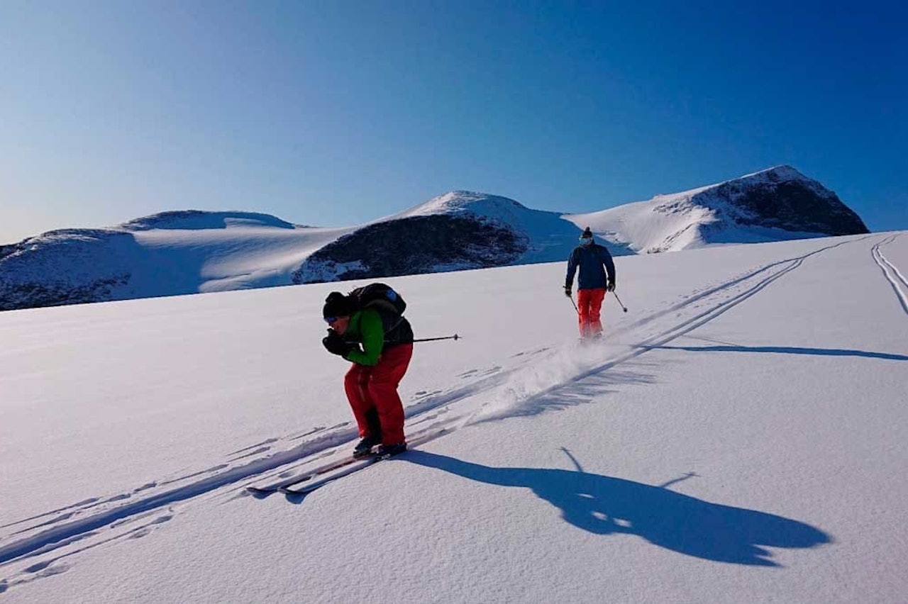 FARTSGLADE: Frode Skjeldal og Rune Røsten har tatt fri fra treningssamlingen til Kjelsås alpin og sporer nysnøen over Styggebreen med Galdhøpiggen i bakgrunnen. FARTSGLADE: Frode Skjeldal og Rune Røsten har tatt fri fra treningssamlingen til Kjelsås alpin og sporer nysnøen over Styggebreen med Galdhøpiggen i bakgrunnen.