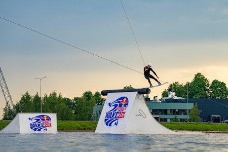 SOMMER: En av de kuleste aktivitetene du kan bruke sommeren på er wakeboard. I denne artikkelen får du vite hvordan du kommer i gang. Foto: RedBull Photofiles wakeboard
