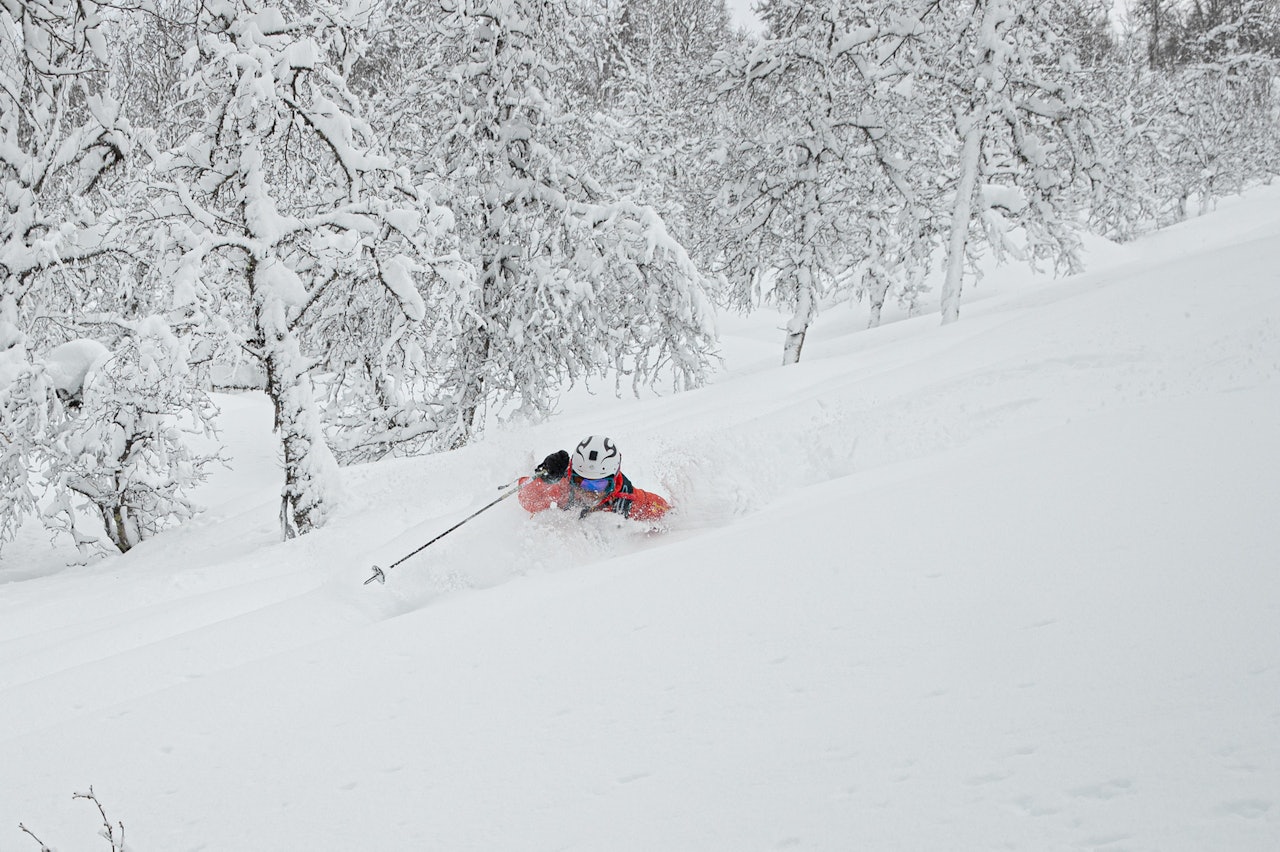 TESTET FORHOLDENE: Tirsdag var Sondre Setrom og Stian Øvstetun ute for å teste skiforholdene. Foto: Håvard Nesbø Skikjører i Hodlekve
