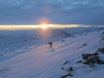 TIDLIGSNØ: Når snø og vær klaffer tidlig på sesongen (eller sent på høsten!) byr fjellet på fantastiske opplevelser i ekstra fint lys. Fra Mannfjellet i Meråker. Foto: Bård Smestad