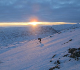 TIDLIGSNØ: Når snø og vær klaffer tidlig på sesongen (eller sent på høsten!) byr fjellet på fantastiske opplevelser i ekstra fint lys. Fra Mannfjellet i Meråker. Foto: Bård Smestad tidligsnø topptur