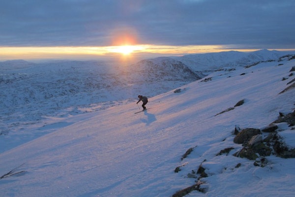 TIDLIGSNØ: Når snø og vær klaffer tidlig på sesongen (eller sent på høsten!) byr fjellet på fantastiske opplevelser i ekstra fint lys. Fra Mannfjellet i Meråker. Foto: Bård Smestad tidligsnø topptur