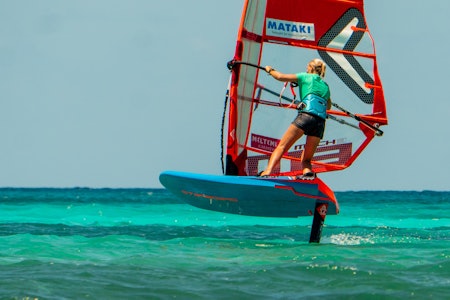 HYDROFOIL I STEDET FOR FINNE: Oda Johanne Stokstad Brødholt knuser myter om windsurfing med foil. Bilde: Privat HYDROFOIL I STEDET FOR FINNE: Oda Johanne Stokstad Brødholt knuser myter om windsurfing med foil. Bilde: Privat