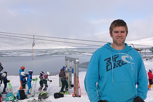 SOMMERSKI-SJEF: Per Arne Vole sørger for gode skiforhold på Juvass. Foto: Erlend Sande per arne vole