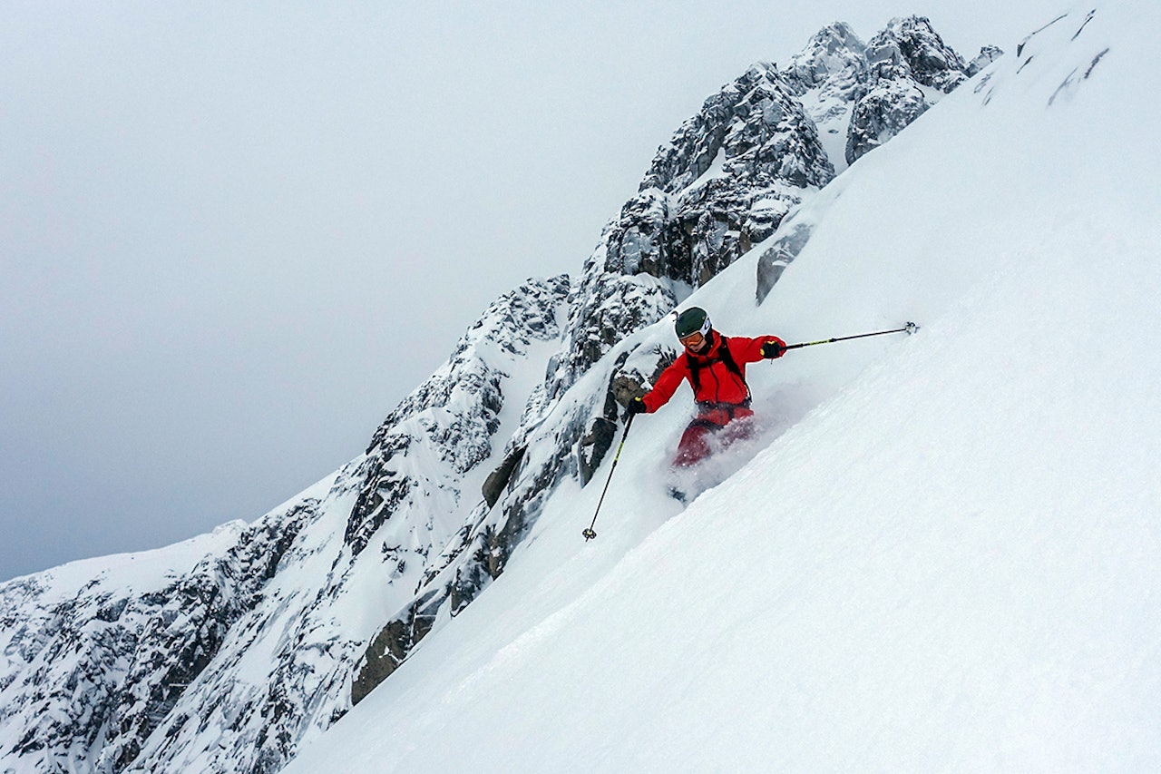 FINE FORHOLD: Jøran Dahlhaug og Daniel nyter telemarkkjøring på Kvaløya. Foto: Jøran Dahlhaug Kvaløya skikjøring