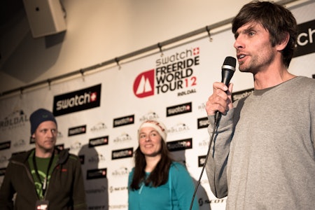 I RØLDAL: Administrerende direktør i Freeride World Tour, Nicolas Hale-Woods, da Røldal var en del av konkurransen. I bakgrunnen er tidligere RFC-arrangører Pelle Gangeskar og Bettina Gavoll-Hansen. Foto: Sverre Hjørnevik/FWT RFC