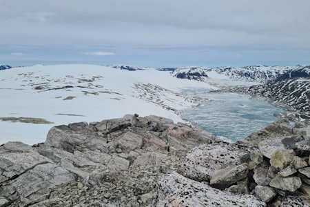 SOMMERSNØ: Det er fortsatt skiføre i Jostedalen – i hvert fall hvis du er entusiast. Her fra Vivakulen (1 696 moh) mot Austdalsbreen nord i Jostedalen. Foto: Steinar Bruheim sogn jostedalen sommer topptur