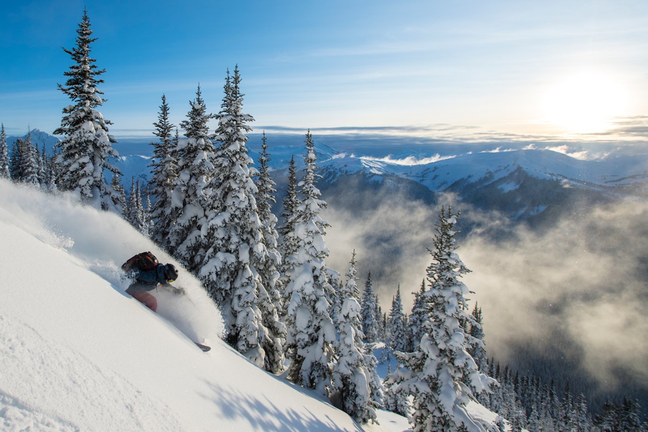 COACH: Holly Walker er kanadisk fjellguide og skredekspert – og programleder på onsdagens gratis skredkveld på nett. Foto: Mammut skred