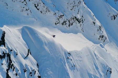 KEISERENS: Aksel hadde ikke rukket å få testet sine nye ski før turen til Finnmark. Plankene fikk sin ilddåp ned denne renna. Foto: Endre Løvaas Aksel Lund Svindal Finnmark Eirik Finseth