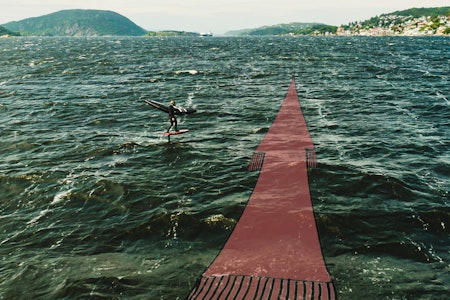 SUR I BENA: Potensialet i wingfoiling er nærmest ubegrenset. Her surfer Sebastian Kjellstrøm en bølge som varer over et minutt. Bilde: Christian Nerdrum Potensialet i wingfoiling er nærmest ubegrenset. Her surfer Sebastian Kjellstrøm en bølge som varer over et minutt. Bilde: Christian Nerdrum