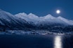 Isfjorden ligger idyllisk til ved foten av noen av de fineste skifjellene i landet. Her kan du gå på topptur fra stuedøra og mange vet å benytte seg av mulighetene. Foto: Odd Erik Rønning Isfjorden ligger idyllisk til ved foten av noen av de fineste skifjellene i landet. Her kan du gå på topptur fra stuedøra og mange vet å benytte seg av mulighetene. Foto: Odd Erik Rønning