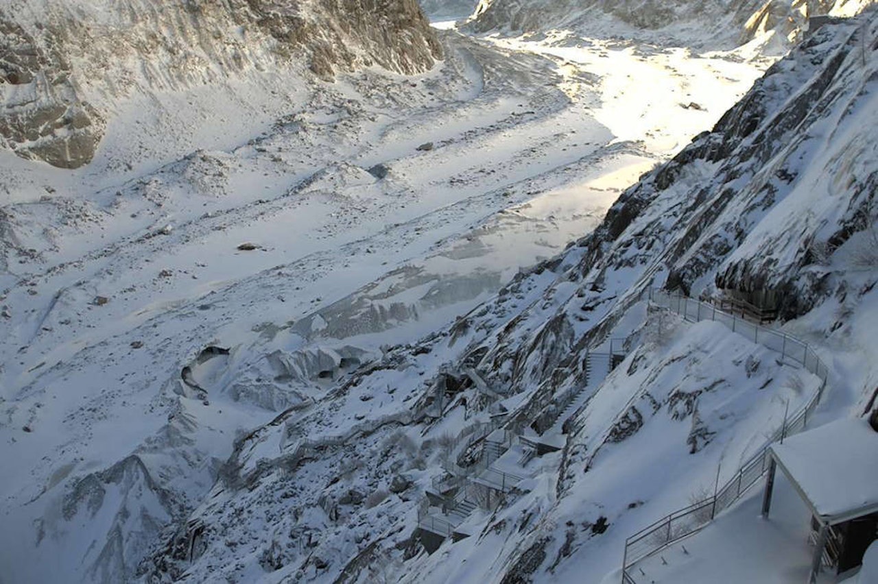 MER DE GLACE: Mer de Glace-massivet i Chamonix vil bli en halv mil kortere innen 2050. Nå engasjerer den franske presidenten seg. Foto: Chamonix webcam