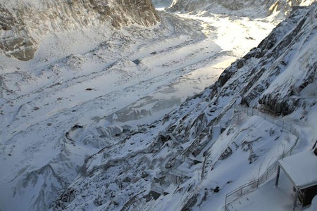 MER DE GLACE: Mer de Glace-massivet i Chamonix vil bli en halv mil kortere innen 2050. Nå engasjerer den franske presidenten seg. Foto: Chamonix webcam