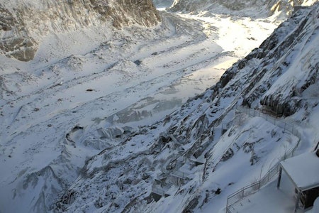 MER DE GLACE: Mer de Glace-massivet i Chamonix vil bli en halv mil kortere innen 2050. Nå engasjerer den franske presidenten seg. Foto: Chamonix webcam MER DE GLACE: Mer de Glace-massivet i Chamonix vil bli en halv mil kortere innen 2050. Nå engasjerer den franske presidenten seg. Foto: Chamonix webcam