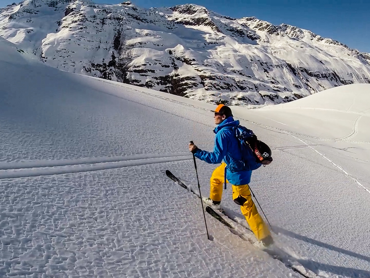 PUDDER I BLIKKET: Programseriene vil være varierte og omhandle alt fra hvordan du tar deg frem på et nytt skisted til skiteknikk, forståelse for aspekter og hytteturer med villsnø for øyet. Asbjørn Eggebø Næss har svart belte i denslags. Foto: Christian Nerdrum