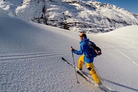 PUDDER I BLIKKET: Programseriene vil være varierte og omhandle alt fra hvordan du tar deg frem på et nytt skisted til skiteknikk, forståelse for aspekter og hytteturer med villsnø for øyet. Asbjørn Eggebø Næss har svart belte i denslags. Foto: Christian Nerdrum PUDDER I BLIKKET: Programseriene vil være varierte og omhandle alt fra hvordan du tar deg frem på et nytt skisted til skiteknikk, forståelse for aspekter og hytteturer med villsnø for øyet. Asbjørn Eggebø Næss har svart belte i denslags. Foto: Christian Nerdrum