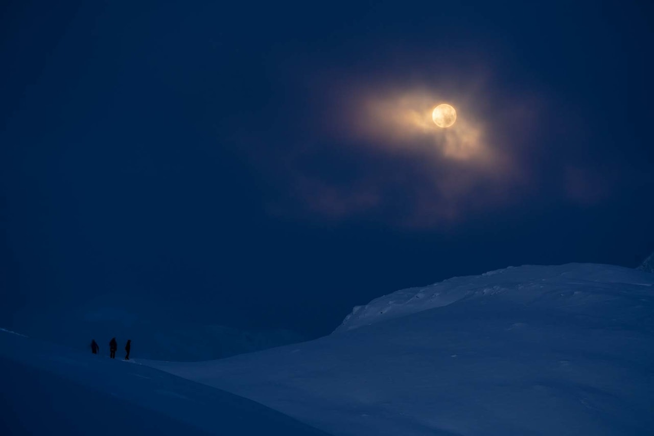 ULV, ULV: Karl-Kristian, Sondre og Knut-Hendrik nyt synet av ulvemånen som titta fram då blodmånen takka for seg. Månen og skyene skapa ein trolsk stemning i dei vakre morgontimane på fjellet.