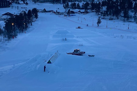 PARK: Det er i ferd med å bli et skikkelig parktilbud på Geilo, og to store hopp i svartlinja er så godt som på plass. Foto: Emil Fossheim Park Geilo