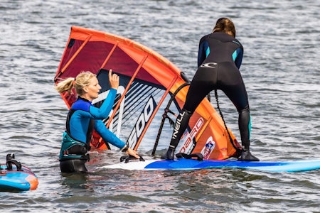 Oda Johanne Stokstad Brødholt er en av verdens windsurfere og arrangerer en årlig festival på Østlandet. Foto: Eirik Brødholt / Fredrik Sørling Oda Johanne Stokstad Brødholt er en av verdens windsurfere og arrangerer en årlig festival på Østlandet. Foto: Eirik Brødholt / Fredrik Sørling