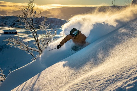 VOSS: Det har kommet bra med nysnø på Voss nå. Her er Cato Lægreid mandag denne uken. Foto: Kaisa Tiivel Voss Resort Cato Lægreid frikjøring offpiste