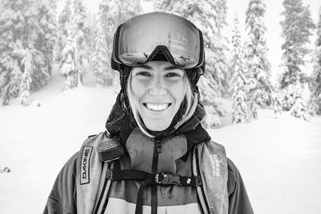 Tonje Kvivik bor i Canada og er en del av skicrewet The Blondes. Foto: Guillaume Tessier Tonje Kvivik sommerpraten fri flyt