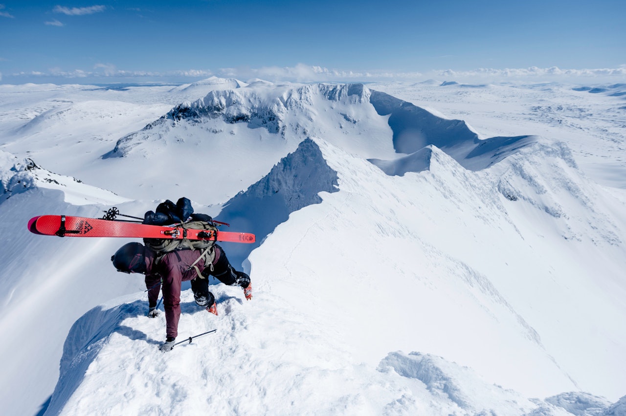 MIKS-TUR: Robert Aaring har blanda seg sjøl med en verdensmester i langrenn med høydeskrekk, og dermed kan vi kose oss med en eksotisk miks av hissig langrenn og spenstig topptur og to karer på hver sin bortebane. Foto: Martin Innerdal Dalen topptur Sylan Emil Iversen