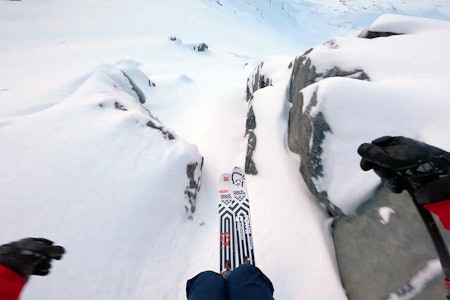 RENNEKJØRING: Her er Nikolai Schirmer tilbake på ski etter skredulykken. Og comebacket er ikke akkurat mildt. Foto: Skjermdump Nikolai Schirmer
